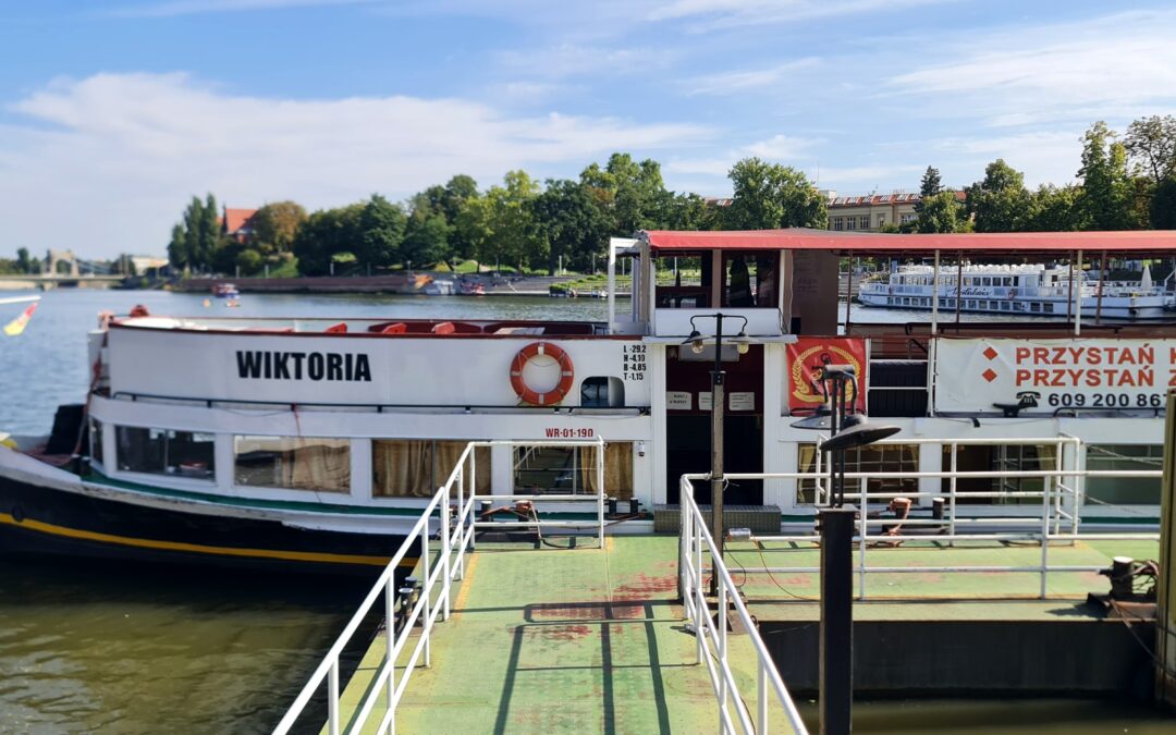 Statkiem żeglugi pasażerskiej po Wrocławiu (WIKTORIA)